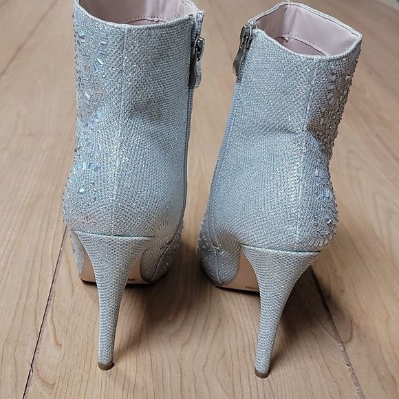 LAUREN LORRAINE "SIMMER" SILVER EMBELLISHED ANKLE BOOTS, SIZE 9.5 - Picture 7 of 11